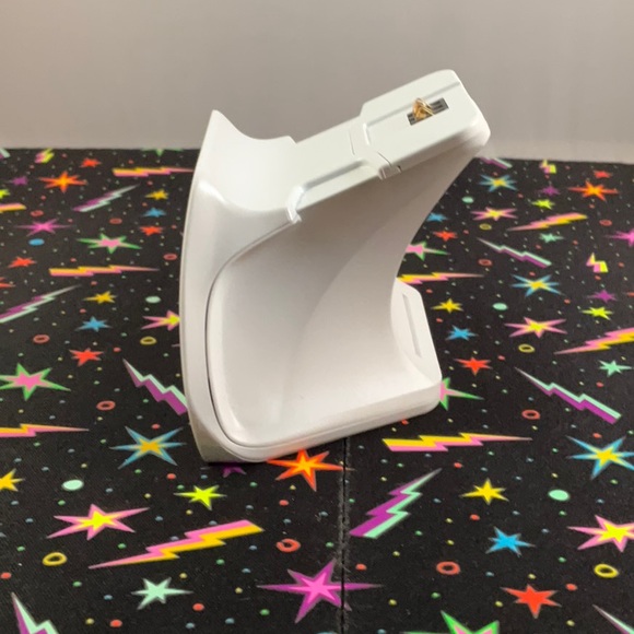 Controller Gear Robot White Xbox Charging Stand Dock.**Battery pack not included - Picture 6 of 7